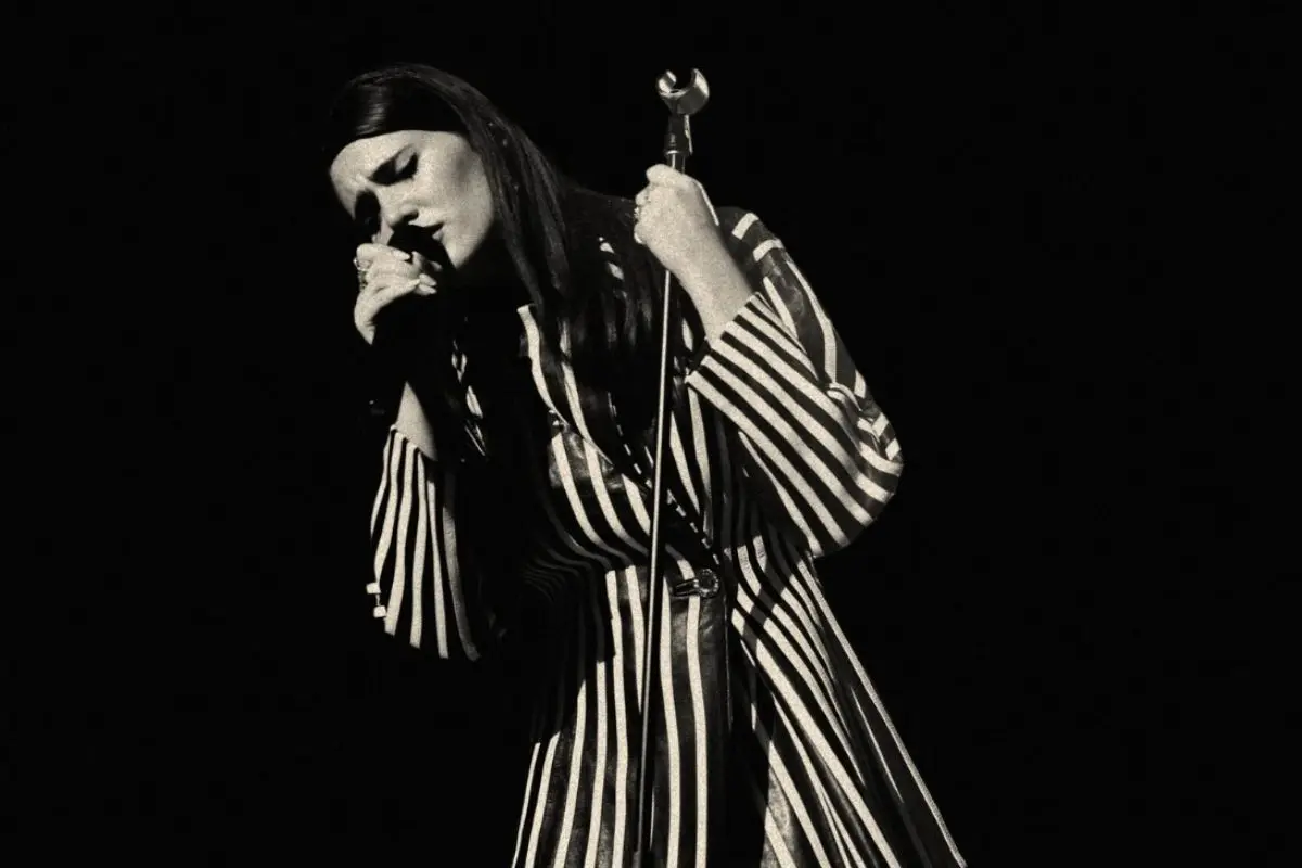 Sienna Spiro, chi è la cantante passata dal palco della scuola alla Top 10 britannica