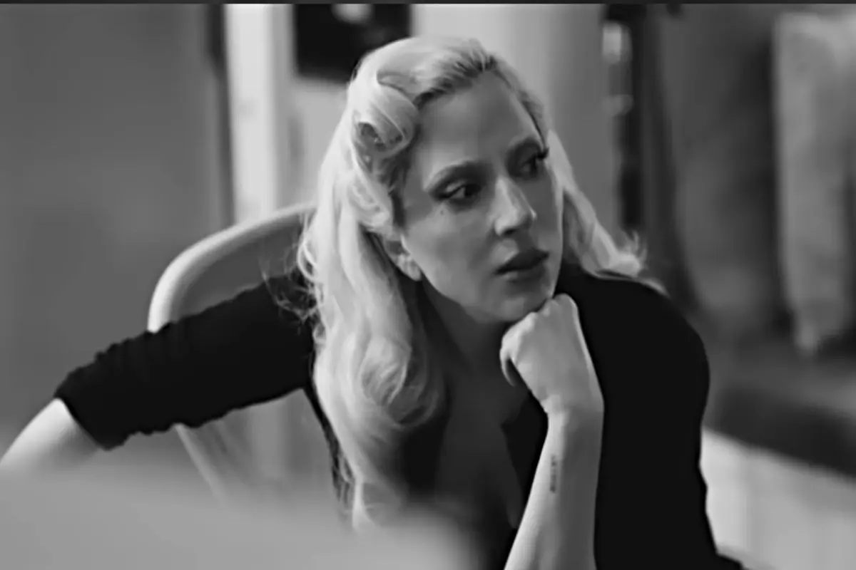 Lady Gaga commossa ferma il concerto in Giappone e parla ai fan: messaggio anti Trump e Ice