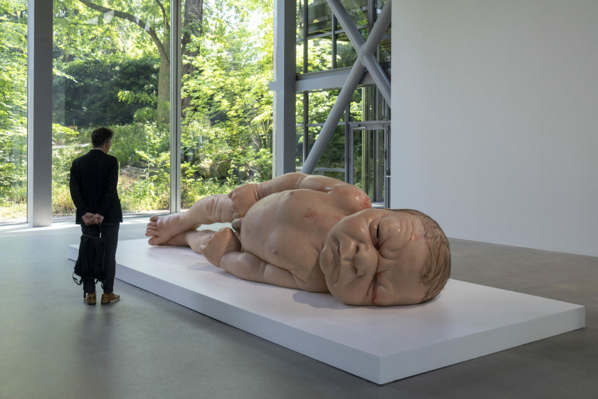 L'arte di Ron Mueck a Parigi e Milano | Un'indagine sulla vulnerabilità del corpo