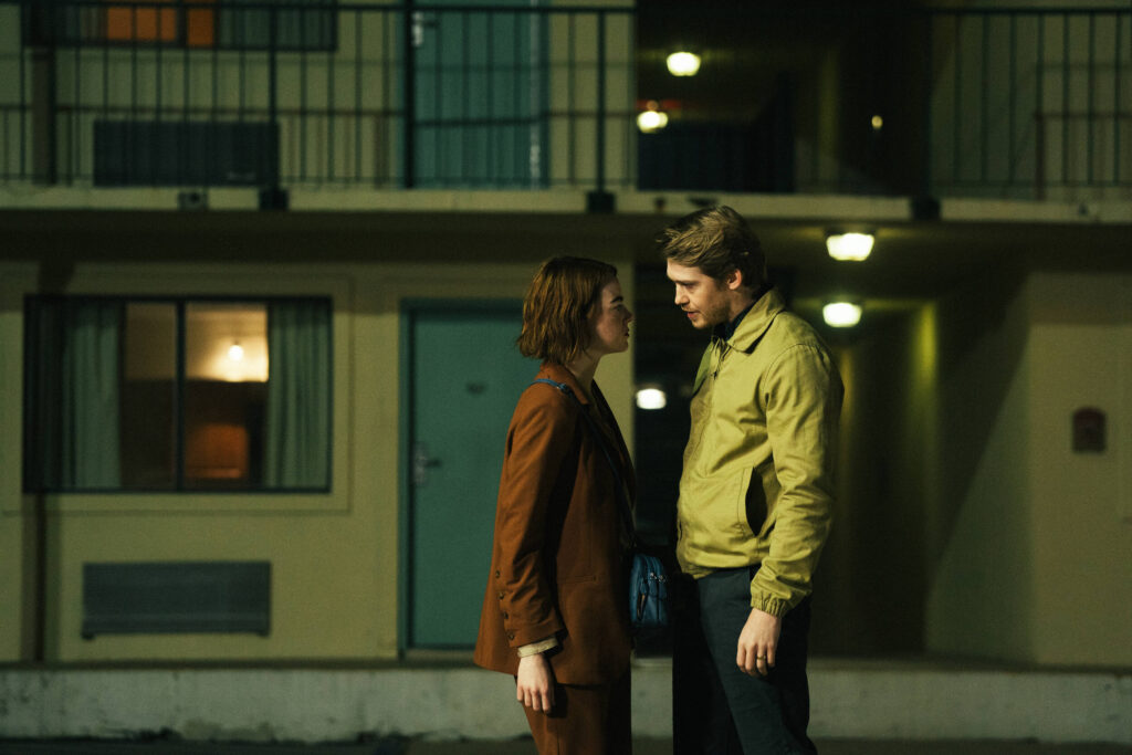 Jesse Plemons e Emma Stone in Kinds of Kindness