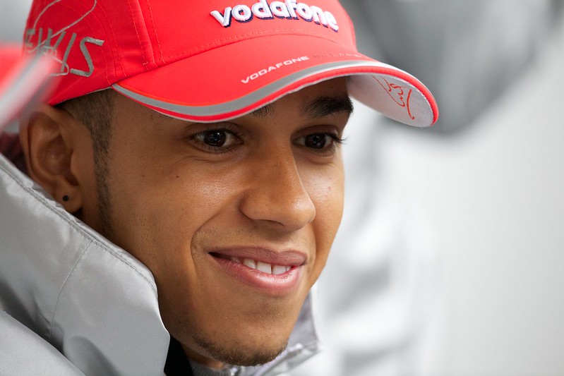 Hamilton segue le orme di Schumacher | Cosa ci dice la prima foto di Lewis alla Ferrari