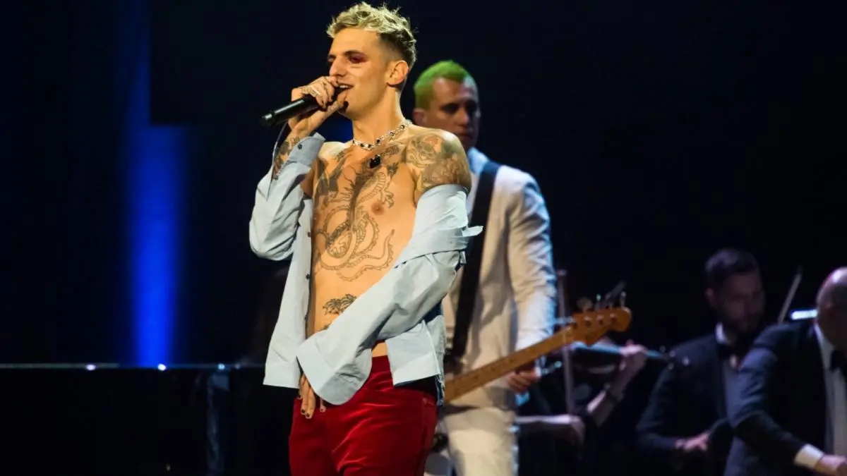 Achille Lauro in Piazza di Spagna | Il secret show dell'album Comuni Mortali con dedica a Venditti