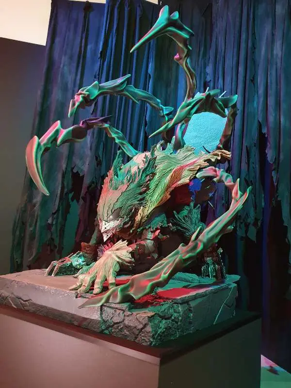 Statua di Black Deku alla mostra di My Hero Academia in Giappone