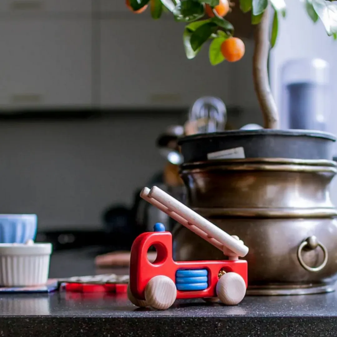Giocattoli in legno per bambini e adulti: una macchinina di Bajo
