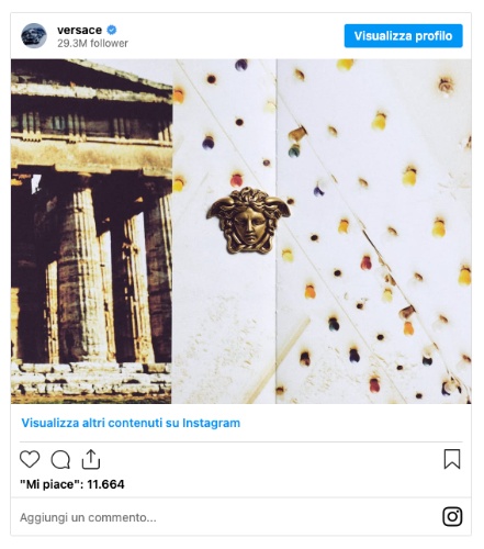 L'iconico logo Medusa di Versace