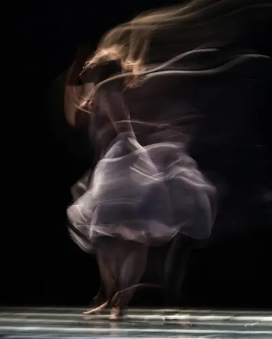 Immagine di una danzatrice in movimento. Foto di Ahmad Odeh / via Unsplash