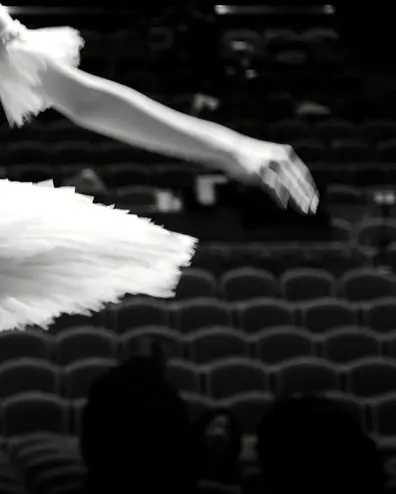Una ballerina di danza classica rivolta verso il pubblico - Foto di Kazuo ota / via Unsplash - videodanza